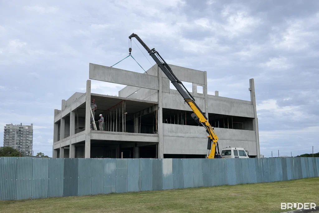 Montagem estrutura pré-moldada comercial em Pelotas - Bruder Pré Moldados